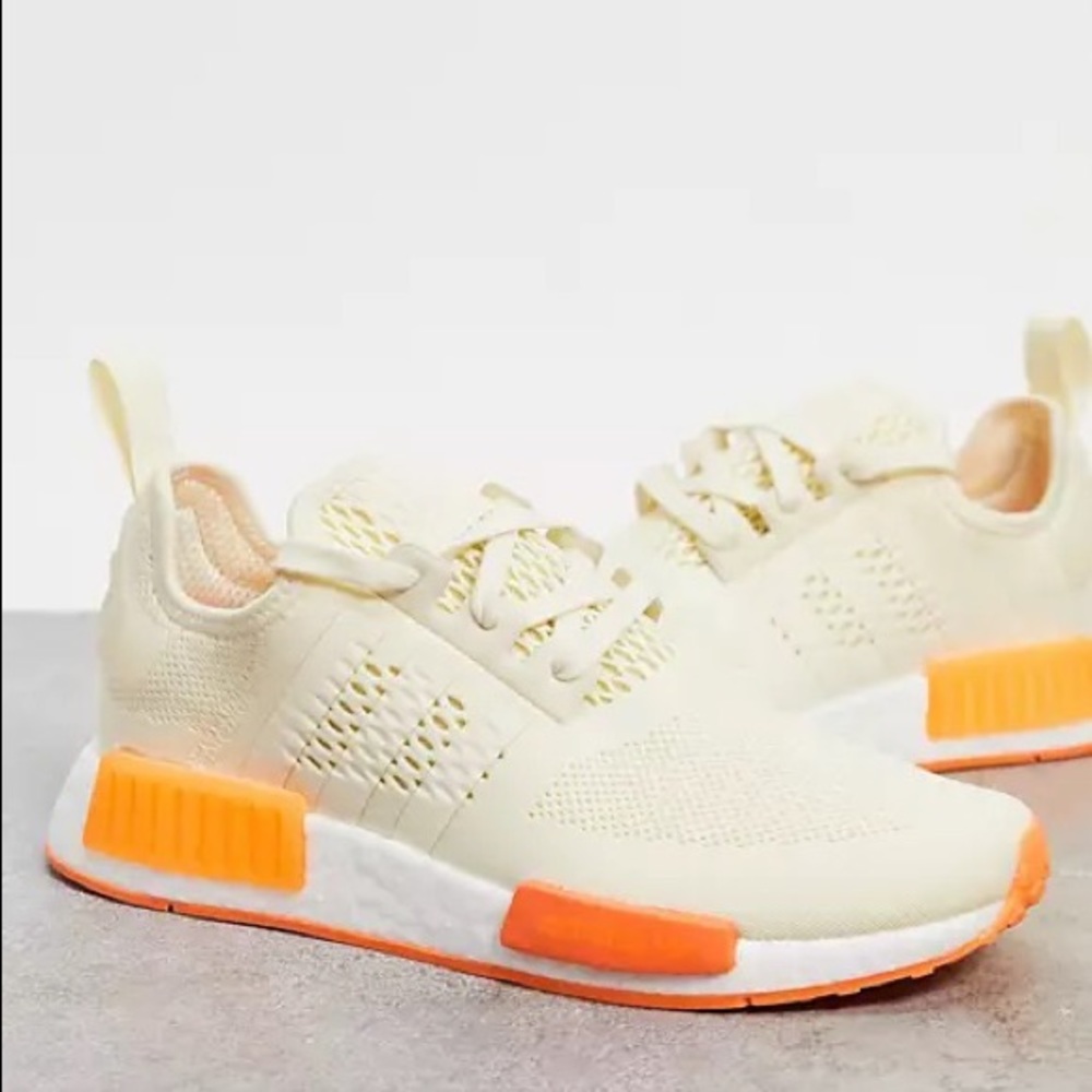 Adidas NMD R1 ✨RARE✨
Cream White Screaming Orange 🍊 🔥🔥🔥
